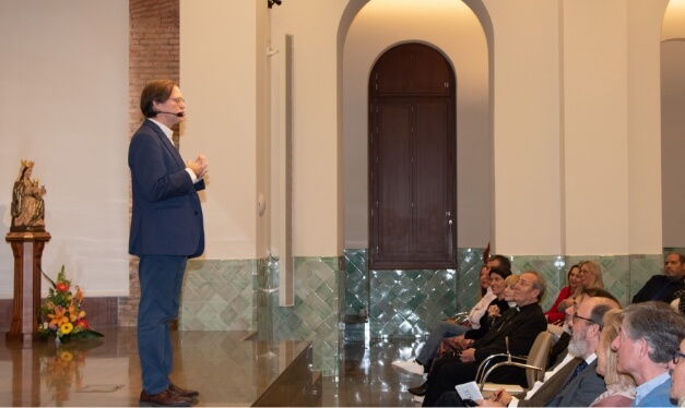 luis-rojas-en-conferencia-de-grupo-anaya-hablando-al-publico
