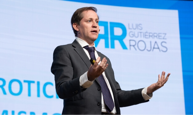 luis-rojas-explicandose-en-conferencia
