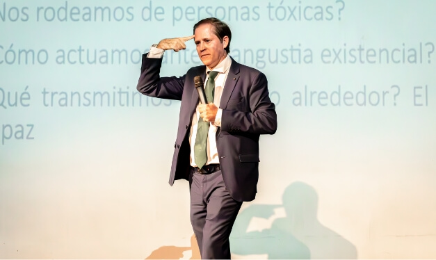 luis-rojas-hablando-al-publico-en-una-conferencia
